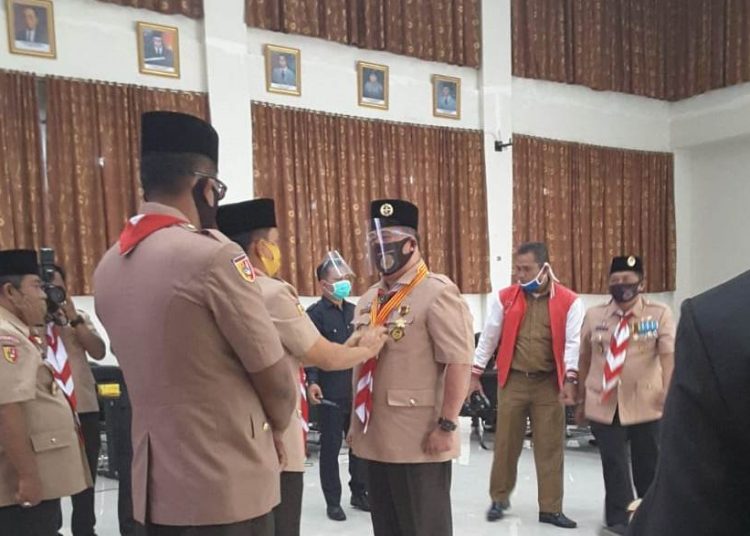 Tujuh anggota dewasa Pramuka terima penghargaan dalam acara peringatan Hari Pramuka ke-59 tingkat Kwartir Cabang Gerakan Pramuka Kota Padang di Aula Bagindo Azis Chan Balaikota Padang, Selasa (1/9/2020). ANDRI Y