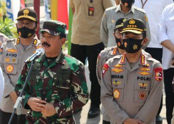 Presiden, Joko Widodo, memerintahkan Panglima TNI, Marsekal Hadi Tjahjanto, dan Kapolri, Jenderal Idham Azis, mengawasi warga agar meningkatkan disiplin di tengah pandemi Covid-19. IST