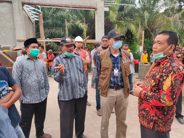 Bupati Hendrajoni bersama rombongan saat meninjau pembangunan Puskesmas di Kayu Gadang, Kecamatan Sutera Kamis (17/9/2020). Okis