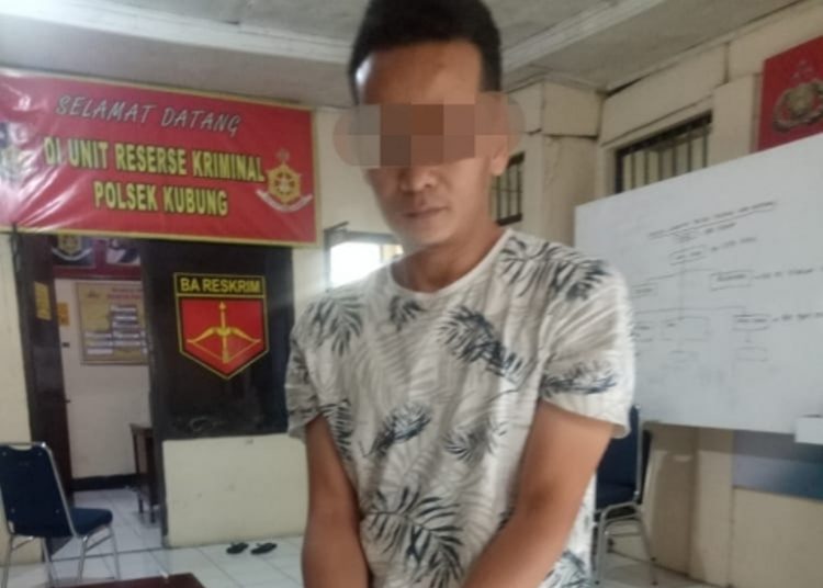 Pelaku Tony Kurniawan bersama barang bukti narkoba miliknya saat diamankan di mapolsek Kubung, Senin (31/8/2020). Wandi Malin
