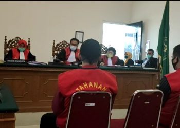Kedua terdakwa tampak mendengarkan tuntutan Jaksa Penuntut Umum (JPU) pada Kejaksaan Negeri (Kejari) Padang, dalam kasus dugaan penganiayaan mengakibat korban meninggal dunia, Kamis (17/9/2020). WINDA