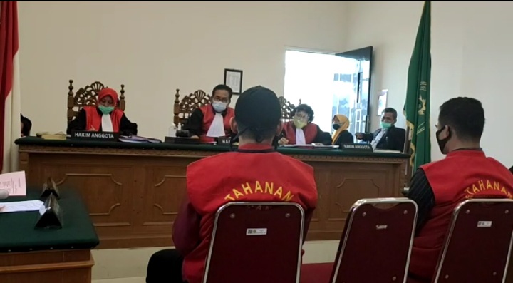 Kedua terdakwa tampak mendengarkan tuntutan Jaksa Penuntut Umum (JPU) pada Kejaksaan Negeri (Kejari) Padang, dalam kasus dugaan penganiayaan mengakibat korban meninggal dunia, Kamis (17/9/2020). WINDA