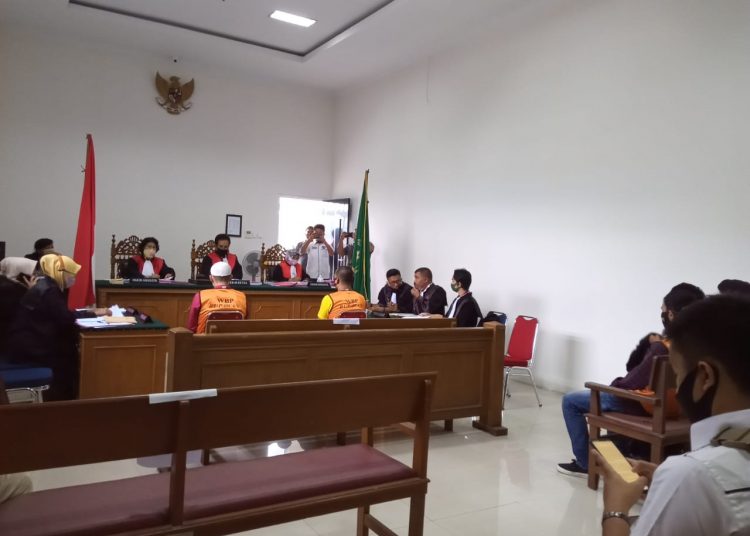 Kedua terdakwa dugaan pembunuhaan, menjalani sidang di Pengadilan Negeri Kelas I A Padang., Senin (14/9/2020). WINDA