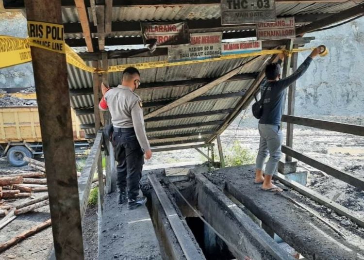 Petugas dari Polres Sawahlunto melakukan pemasangan garis polisi di areal kecelakaan lubang tambang runtuh milik CV Tahiti Coal, Sabtu (12/9). Tiga pekerja tambang tewas dalam kejadian tersebut. RIKI YUHERMAN