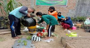 UNES Padang Latih Keltan Mengolah Sampah Jadi Pupuk