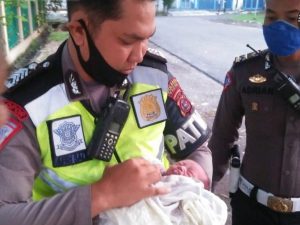 Miris! Bayi Imut Ini Ditemukan Dekat Tong Sampah, Badannya Sempat Membiru
