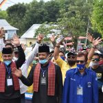 Pasangan Yutric Chan-Irman Yefri Adang didampingi ketua partai dan simpatisan datang ke KPUD Kota Solok, Minggu (6/9). Rivo Septi Andries