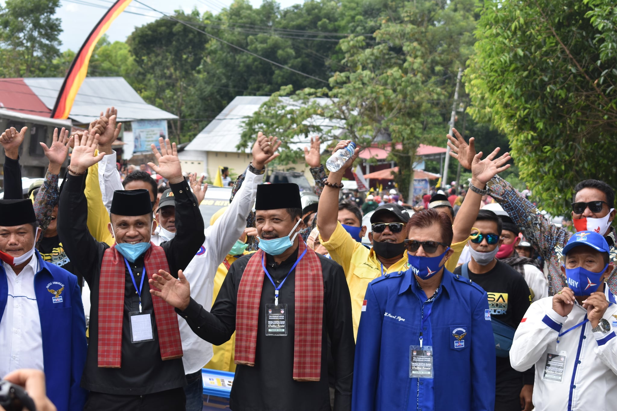 Pasangan Yutric Chan-Irman Yefri Adang didampingi ketua partai dan simpatisan datang ke KPUD Kota Solok, Minggu (6/9). Rivo Septi Andries