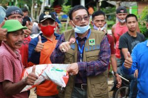 Pessel Dihantam Banjir, Hendrajoni Salurkan 2 Ton Beras untuk Warga Terdampak