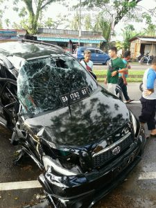 Hilang Kendali, Minibus yang Diduga Dicuri Ini Kecelakaan di Batang Anai