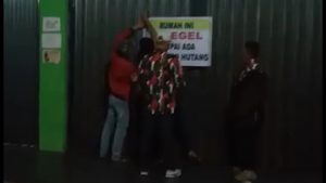 Rumah Wabup Solok Yulfadri ‘Disegel’, Ada Spanduk Bertuliskan Hutang