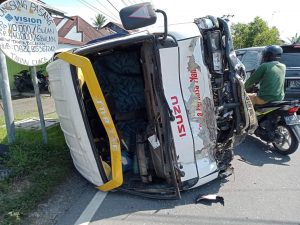 Tabrak Motor, Bus Tranex di Padang Pariaman Ini Terguling