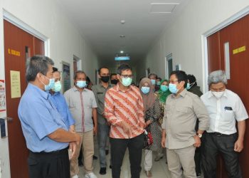 Gubernur Sumbar Irwan Prayitno (tengah) didampingi Dirut RSAM Bukittinggi Khairul dan jajaran, saat meninjau kesiapan Gedung Ambun Suri RSAM untuk menangani pasien Covid-19 yang terus meningkat, Sabtu (17/10/2020). IST/HUMASPROV