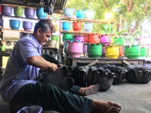 Tangan ‘Ajaib’ Ikhsan, Ubah Ban Bekas  Jadi Barang Bernilai