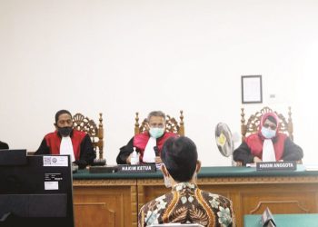 Bupati nonaktif Solok Selatan Muzni Zakaria, mendengar pembacaan vonis oleh Majelis Hakim Pengadilan Tipikor PN Padang, Rabu (21/10/2020). Dalam kasus dugaan suap proyek, Muzni divonis empat tahun penjara. WINDA