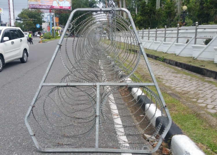 Kawat dipasang di sepanjang jalan di depan Gedung DPRD Sumbar yang menjadi pusat aksi demontrasi penolakan RUU Omnibus Law Rabu (7/10/2020). IRHAM