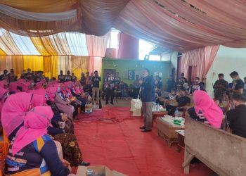 Paslon nomor urut 1 Hendrajoni memberika kata sambutan usai pengukuhan relawan HEBAT di Surantih, Kecamatan Sutera, Jumat (23/10/2020).  Okis