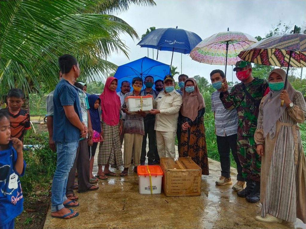 Pjs Bupati Pasbar Hansastri Tinjau Korban Kebakaran dan Berikan Bantuan