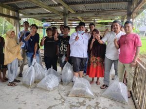 Suhatri Bur Bagikan 20.000 Bibit Ikan Nila dan Ikan Emas di Kampung Dalam