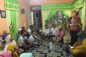 Hj Elviana Besuk Wartawan yang Diduga Mengalami Intimidasi di Dharmasraya