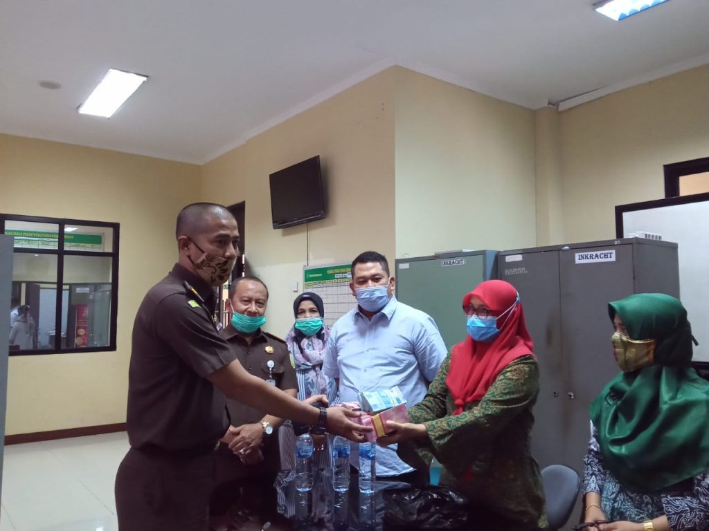 Kejari Padang Terima Pembayaran Denda Terpidana Kasus Korupsi