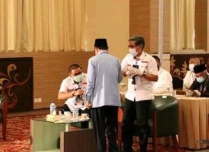 Menyejukkan, Irwandi hampiri Ramlan Nurmatias Pada Deklarasi Pilkada Damai