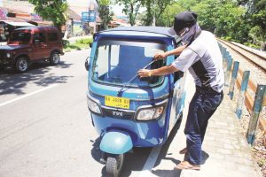 Lara Jasa Angkutan di Tengah Wabah
