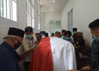 Jenazah Ali Yusuf dibawa ke Balaikota Sawahlunto, disemayamkan sementara waktu sebagai penghormatan Jumat (16/10/2020). Fadil