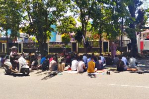 SALAT JUMAT DI DEPAN DPRD SUMBAR, Mahasiswa Berdoa UU Ciptaker Digantikan Perppu