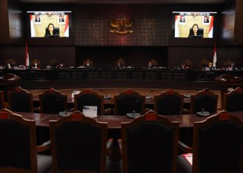 Ketua Majelis Hakim Mahkamah Konstitusi Anwar Usman (tengah) bersama hakim anggota mendengarkan keterangan Menteri Keuangan Sri Mulyani Indrawati di Jakarta, Kamis (8/10/2020). IST