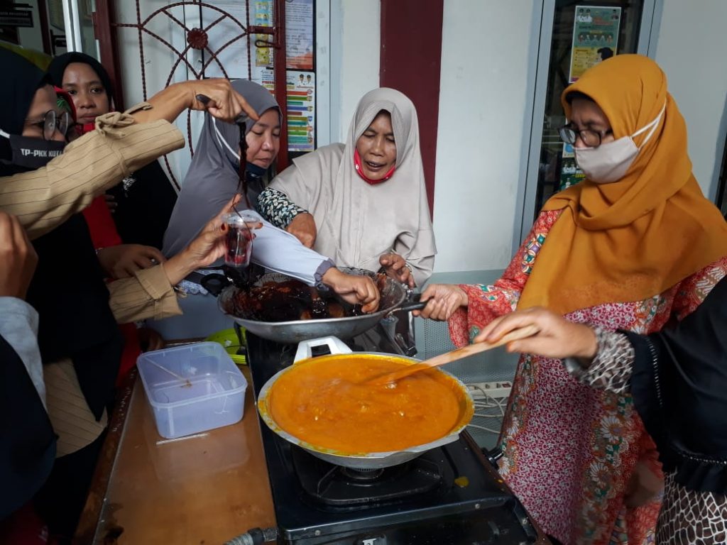 Warga Desa Punggung Lading Diajar Membuat Jamu