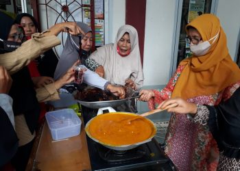 Dosen Farmasi Universitas Andalas (Unand) melakukan pelatihan pengolahan Tanaman Obat Keluarga (Toga) menjadi jamu di Desa Punggung Lading, Kota Pariaman, Jumat (2/10/2020). Yuhendra