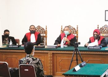 Majelis Hakim Pengadilan Tipikor PN Padang, membacakan keputusan menunda agenda sidang pembacaan vonis bagi terdakwa dugaan suap proyek Muzni Zakaria, Rabu (14/10/2020). Sidang ditunda hingga pekan depan. WINDA