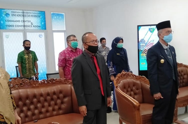 Pjs Bupati Pessel Mardi, didampingi sejumlah pejabat lainnya saat mengikuti acara peringatan hari jadi Provinsi Sumatera Barat ke 75, secara virtual di gedung Painan Convention Centre (PCC), Kamis (1/10/2020). OKIS