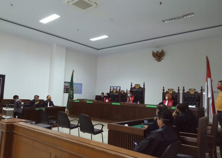 Suasana sidang dugaan pencemaran nama baik anggota Dewan Perwakilan Rakyat (DPR) RI asal Sumatra Barat (Sumbar), Mulyadi. Tiga terdakwa berinisal ES (58), RH (50), dan RP (33), tidak dapat hadir di pengadilan, kerena menunggu hasil tes Covid-19. WINDA