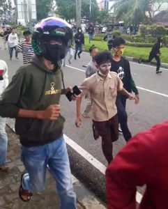 Unjuk Rasa Tolak Omnibus Law di DPRD Sumbar Ricuh, Enam Remaja Diamankan Polisi