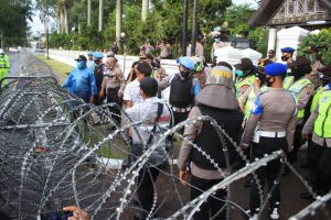 Kawat Berduri Masih Jadi Pagar DPRD Sumbar, Aksi Kamisan Berlanjut