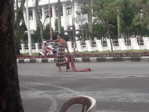 Orang Gila Tanpa Pakaian Bermunculan di Padang
