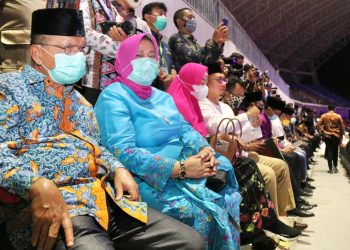 Cawagub Ali Mukhni didampingi Ibu Hj. Rena Ali Mukhni menghadiri Pembukaan MTQ Nasional ke 28 di Stadion Utama Sumbar, Nagari Sikabu, Kecamatan Lubuk Alung, Kabupaten Padang Pariaman, Sabtu (14/11/2020). Khairul