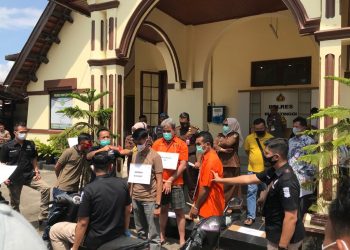 Polres Bukittinggi mengelar kegiatan rekonstruksi penganiayaan  terhadap dua orang anggota Intel Kodim 0304 Agam di Mapolres Bukittinggi, Jumat (12/11/2020). Yursil