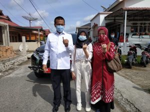 Genius Umar Datang ke TPS I Didampingi Istri dan Anaknya