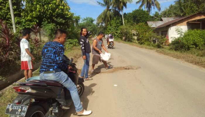 Warga Nagari Sitiung Terpaksa Timbun Sendiri Jalan Provinsi yang Berlubang, Ini Alasannya