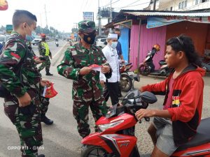 TNI dan Polri Bagi Masker dan Sembako untuk Warga Dharmasraya
