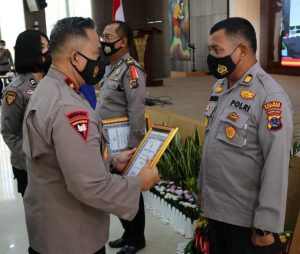 AKP Muzhendra Kabag Sumda Polres Pasbar Terima Penghargaan dari Polda Sumbar