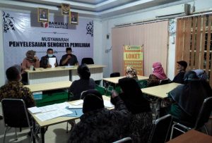 Laporkan Dugaan Pelanggaran Pilkada, Puluhan Warga Datangi Bawaslu Bukittinggi