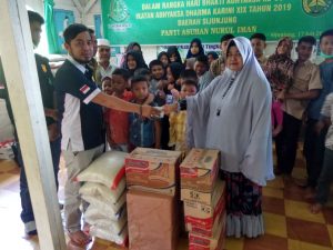 Ketua DPD KPK Tipikor Sijunjung Berikan Bantuan ke Panti Asuhan