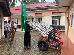 Pessel Terima Bantuan Alsintan dari  Anggota DPR Lisda Hendrajoni