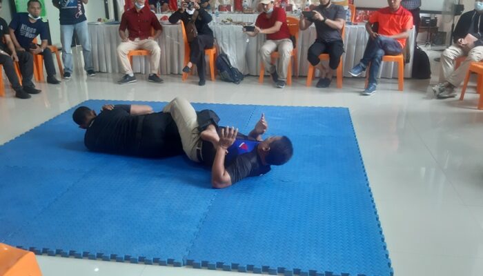 Tokoh Beladiri Campuran, Beri Pelatihan bagi Juri IBA-MMA di Bukittinggi