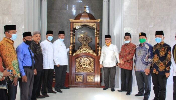 Viral, Pejabat di Kabupaten Solok Pakai Sepatu ke dalam Masjid, Ini Kata MUI