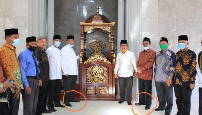 Viral Pejabat Pakai Sepatu dalam Masjid, Wali Nagari Gantung Ciri Minta Maaf